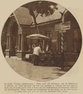 874416 Gezicht op de voormalige politiepost Maliebrug te Utrecht, die in gebruik is genomen als theeschenkerij.